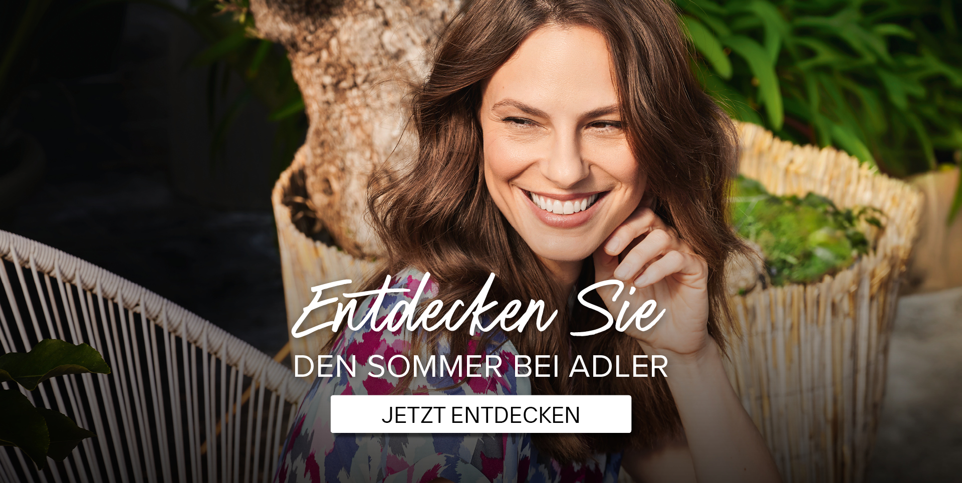 Eine Frau sitzt entspannt auf einem Stuhl, während der Text "Entkrechen Sie den Sommer bei Adler" sichtbar ist.