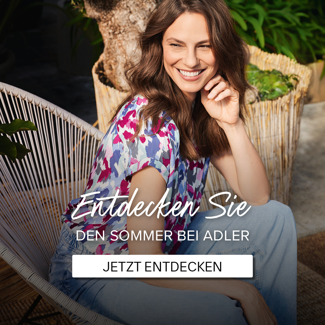 Eine Frau sitzt entspannt auf einem Stuhl, während der Text "Entkrechen Sie den Sommer bei Adler" sichtbar ist.