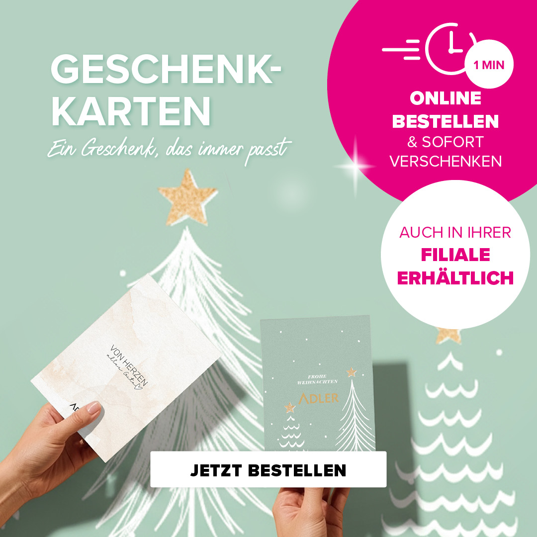Drei Hände halten Geschenkkarten in Pink, Blau und Hellgrau mit Weihnachtsmotiven vor hellgrünem Hintergrund mit weißen Tannenbäumen und Sternen.
