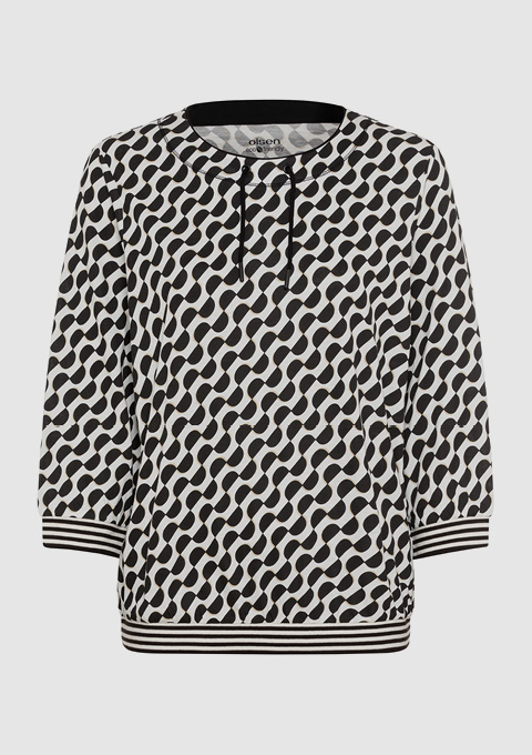 Schwarzer und weißer Pullover mit geometrischem Muster. Schwarzer und weißer Pullover mit geometrischem Muster.