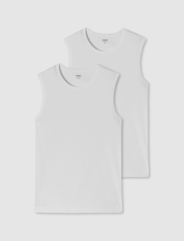 Zwei weiße Tanktops auf einem weißen Hintergrund. Zwei weiße Tanktops auf einem weißen Hintergrund.