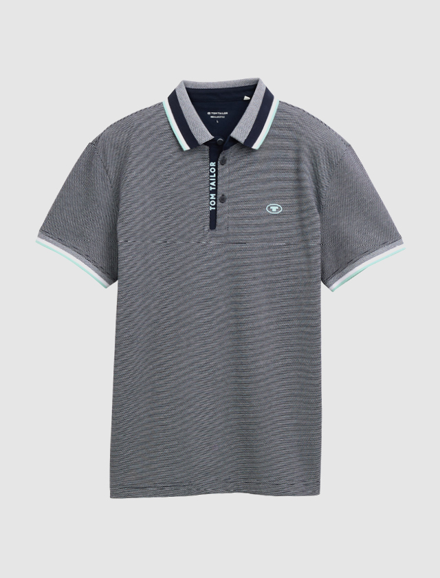 Ein graues Polo-Shirt mit gestreiftem Muster und farblich abgesetztem Kragen. Ein graues Polo-Shirt mit gestreiftem Muster und farblich abgesetztem Kragen.