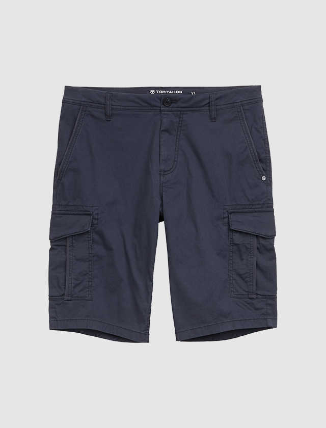Dunkelblaue Cargo-Shorts mit seitlichen Taschen. Dunkelblaue Cargo-Shorts mit seitlichen Taschen.