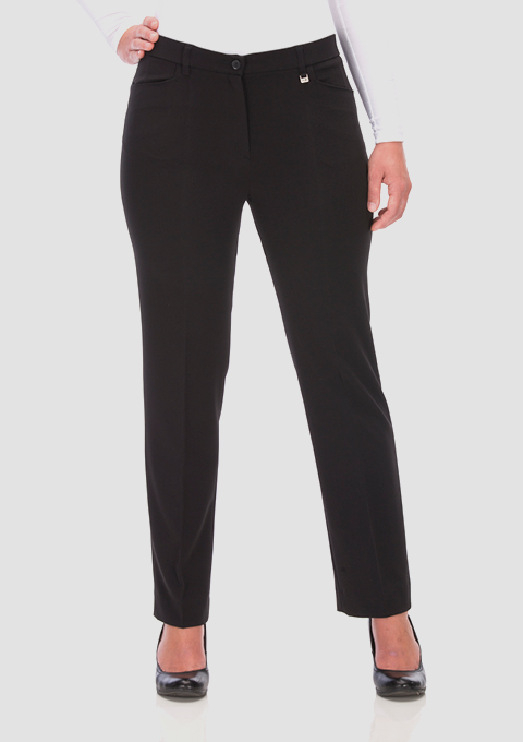 Eine Frau trägt schwarze Hosen und ein weißes Hemd. Eine Frau trägt schwarze Hosen und ein weißes Hemd.