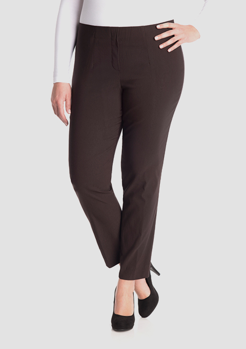 Eine Frau mit einem weiĂźen Oberteil und schwarzen Hosen posiert freundlich. Eine Frau mit einem weiĂźen Oberteil und schwarzen Hosen posiert freundlich.