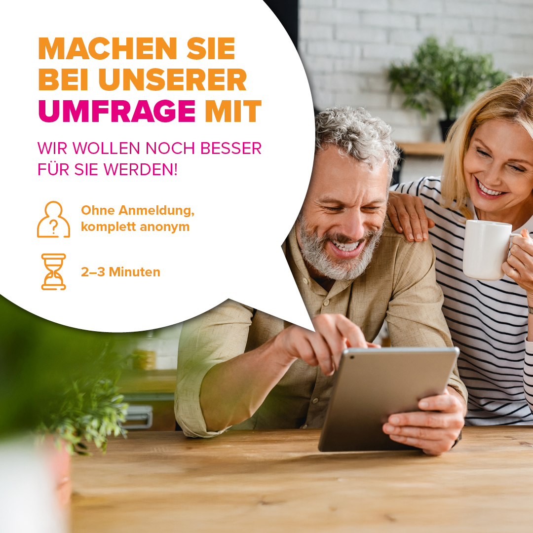 Ein älteres Paar schaut lachend auf ein Tablet und trinkt Kaffee. Text zur Teilnahme an einer anonymen Umfrage.