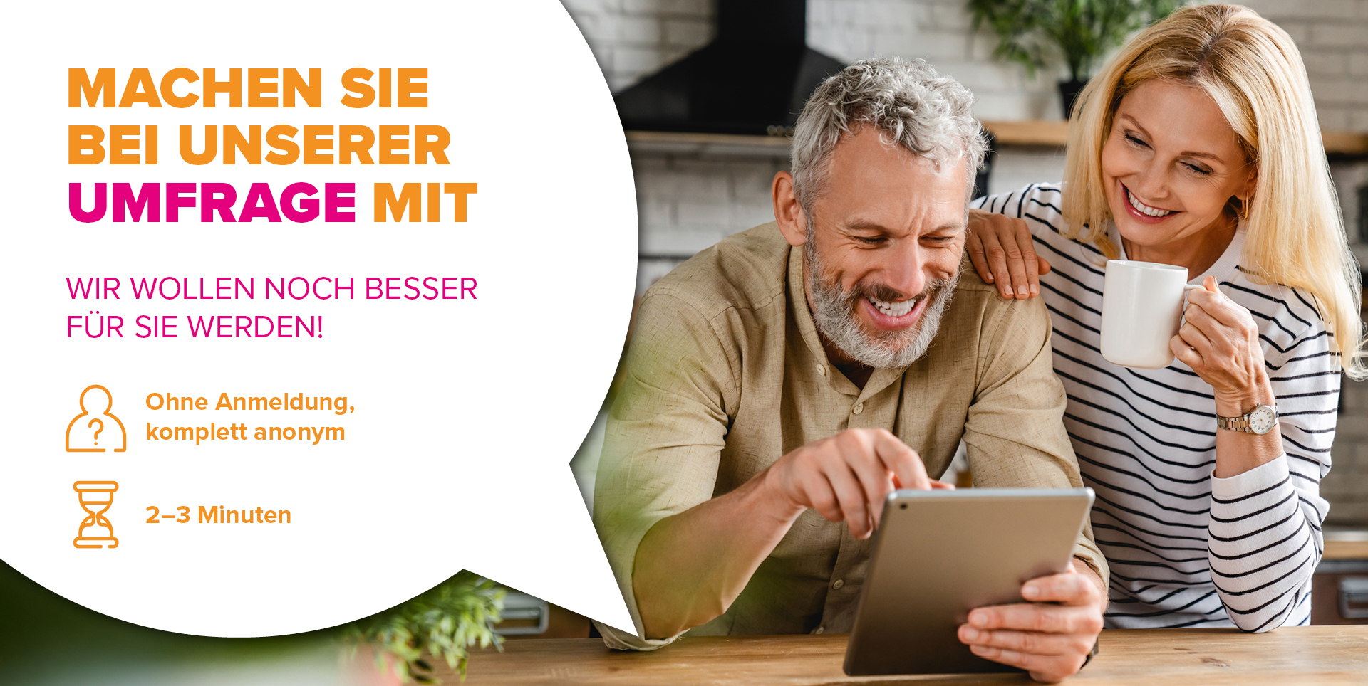 Ein älteres Paar schaut lachend auf ein Tablet und trinkt Kaffee. Text zur Teilnahme an einer anonymen Umfrage.