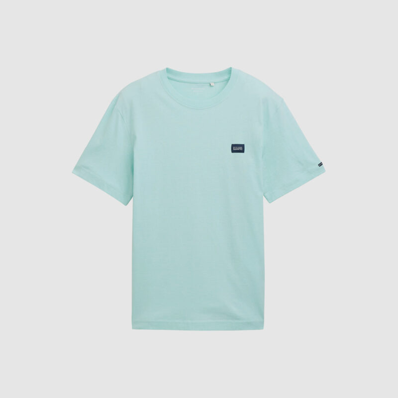 Ein mintgrünes T-Shirt mit kurzen Ärmeln und einem kleinen Logoaufnäher.