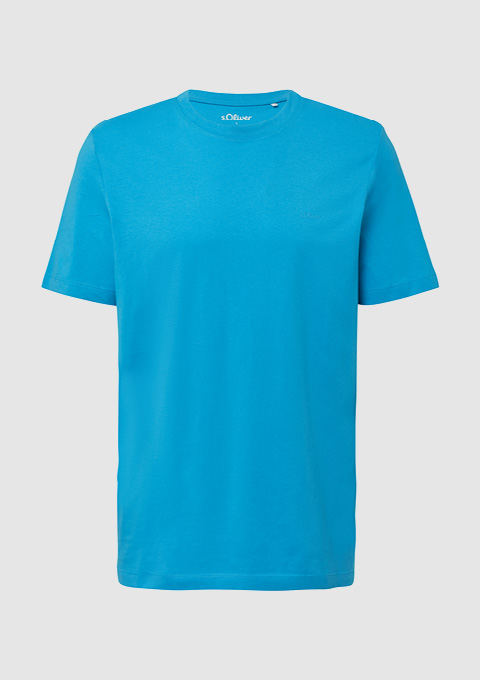 Ein türkisfarbenes T-Shirt mit rundem Halsausschnitt. Ein türkisfarbenes T-Shirt mit rundem Halsausschnitt.