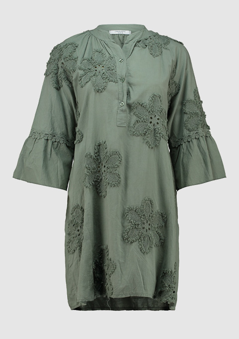 Ein grünes Hemdkleid mit Blumenstickerei und Volantärmeln. Ein grünes Hemdkleid mit Blumenstickerei und Volantärmeln.