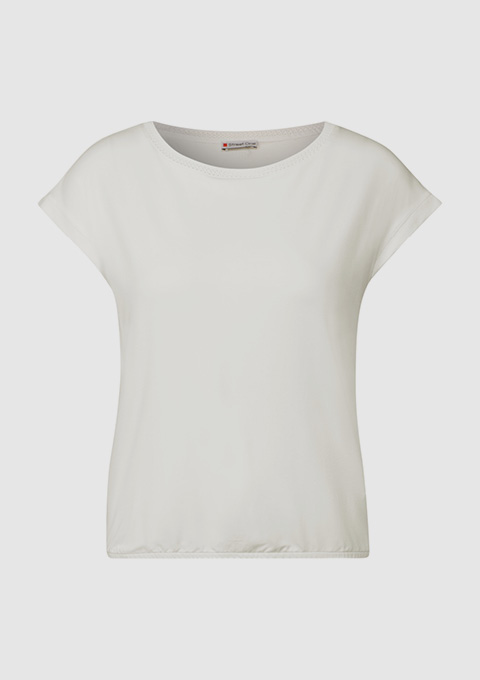 Ein schlichtes, weißes T-Shirt mit kurzen Ärmeln. Ein schlichtes, weißes T-Shirt mit kurzen Ärmeln.