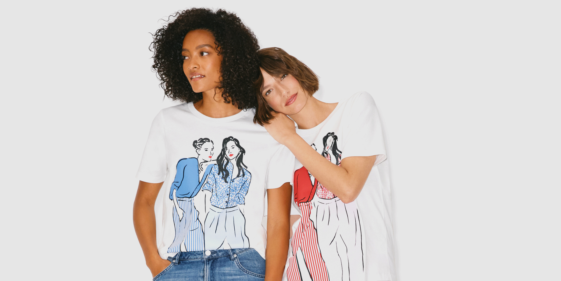 Zwei Frauen in weißen T-Shirts mit künstlerischen Druckmotiven.