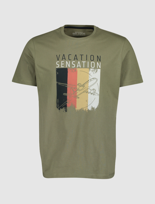 Ein olivfarbenes T-Shirt mit dem Aufdruck "VACATION SENSATION" und einem grafischen Design, das Flugzeuge und farbige Streifen zeigt.