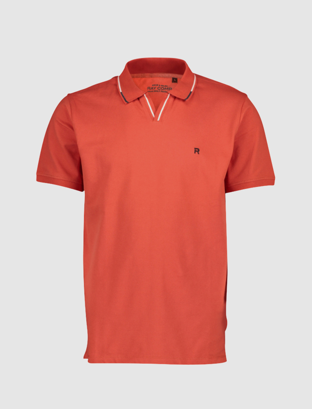 Ein rotes Polohemd mit kurzen Ärmeln und einem kleinen "R" auf der Brust.