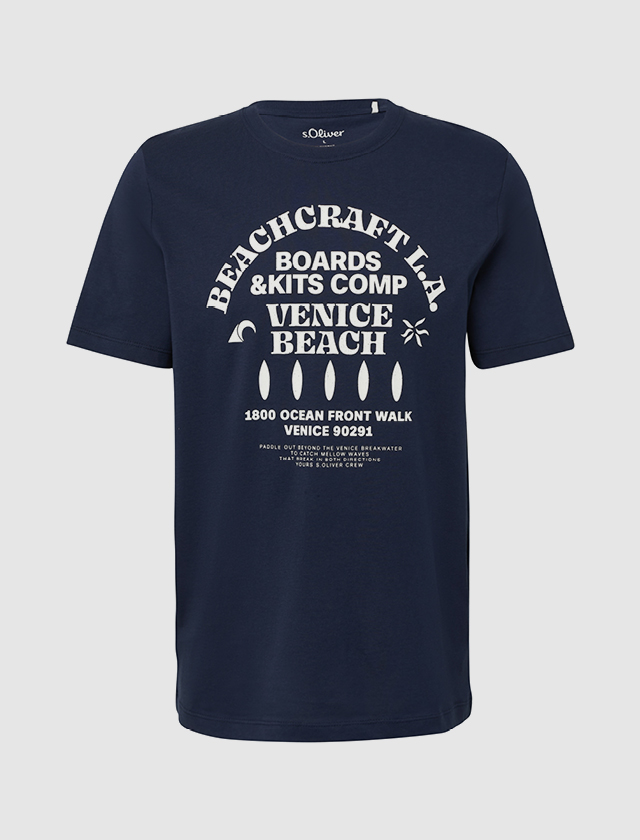 Blaues T-Shirt mit dem Aufdruck "Beachcraft L.A. Boards & Kits Comp Venice Beach" und einer Adresse in Venice, Kalifornien.