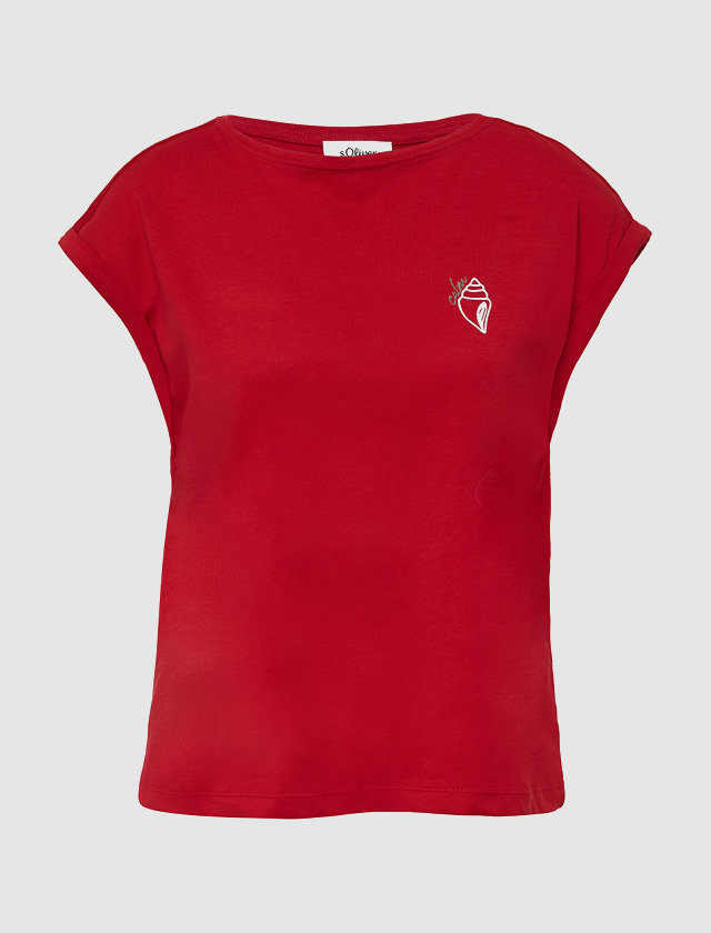 Ein rotes T-Shirt mit kurzen Ärmeln und einem kleinen, weißen Muschel-Design.