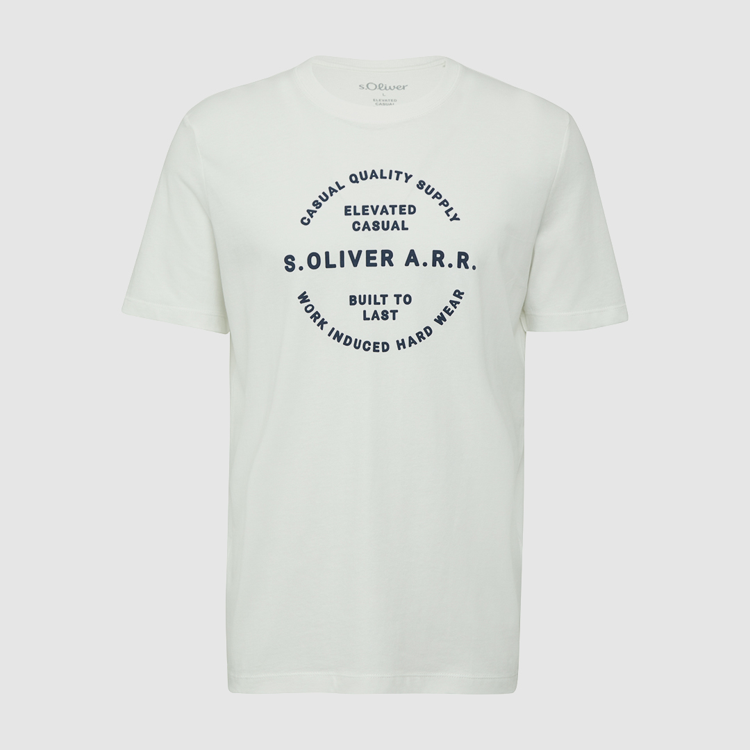 Ein weißes T-Shirt mit dem Aufdruck "S. OLIVER A.R.R." und mehreren Slogans in dunkelblauer Schrift.