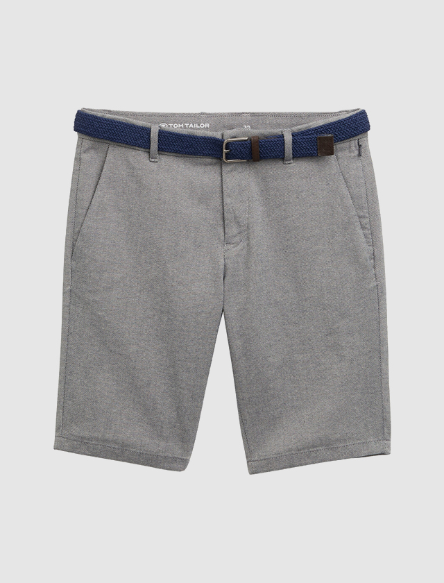 Graue Shorts mit einem blauen geflochtenen Gürtel. Graue Shorts mit einem blauen geflochtenen Gürtel.