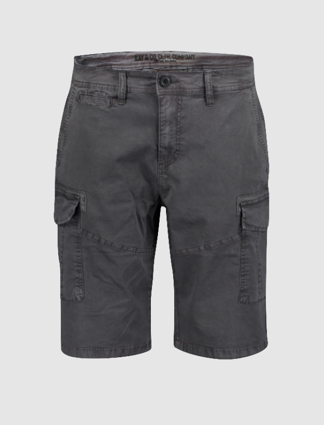 Graue Cargo-Shorts mit Taschen. Graue Cargo-Shorts mit Taschen.