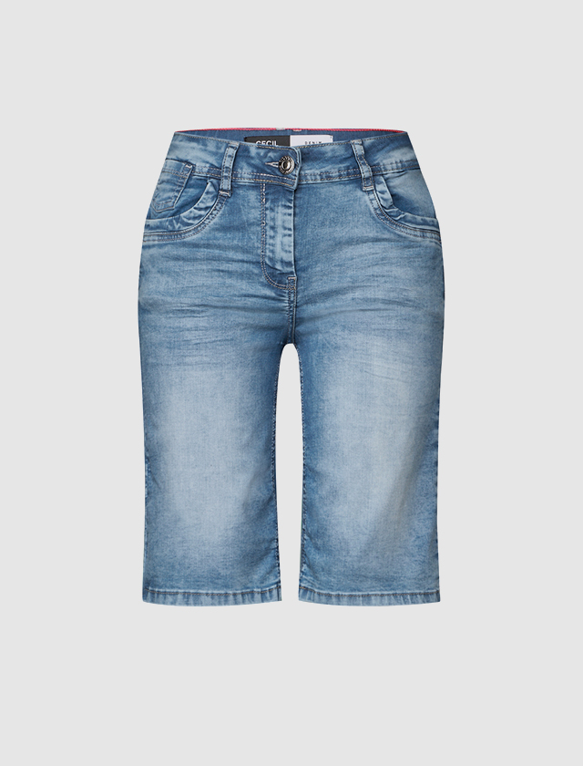 Eine hellblaue Jeansshorts.
